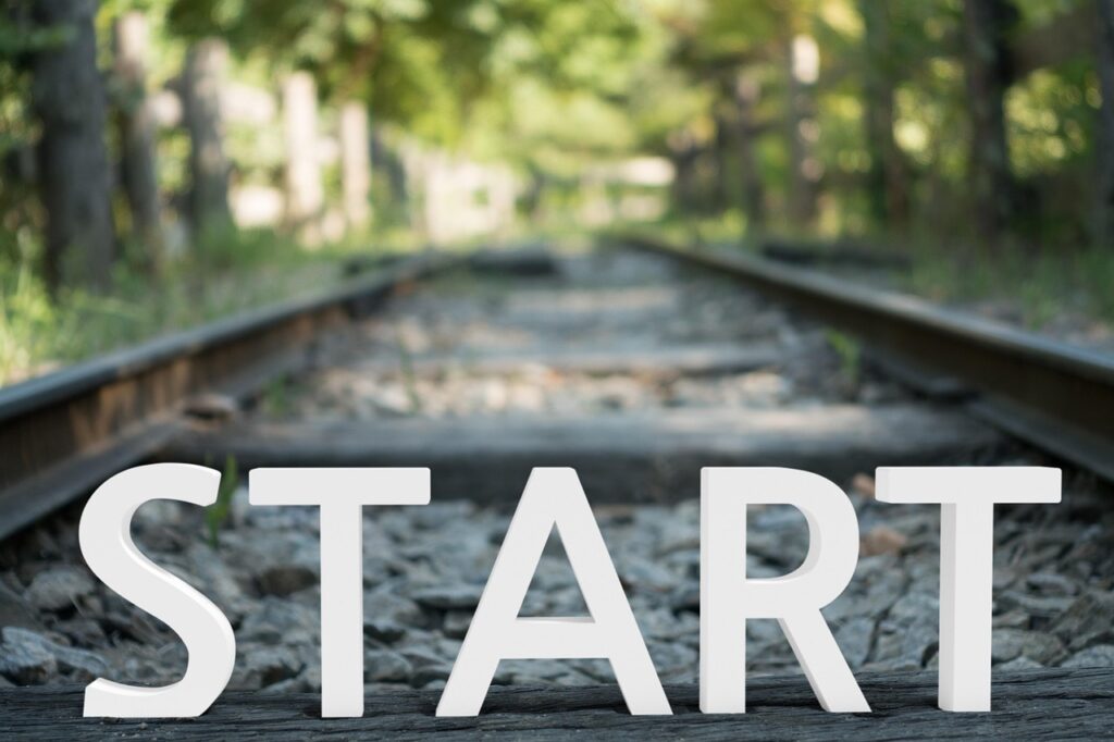 「線路に置かれた”START”の文字ブロック」の画像