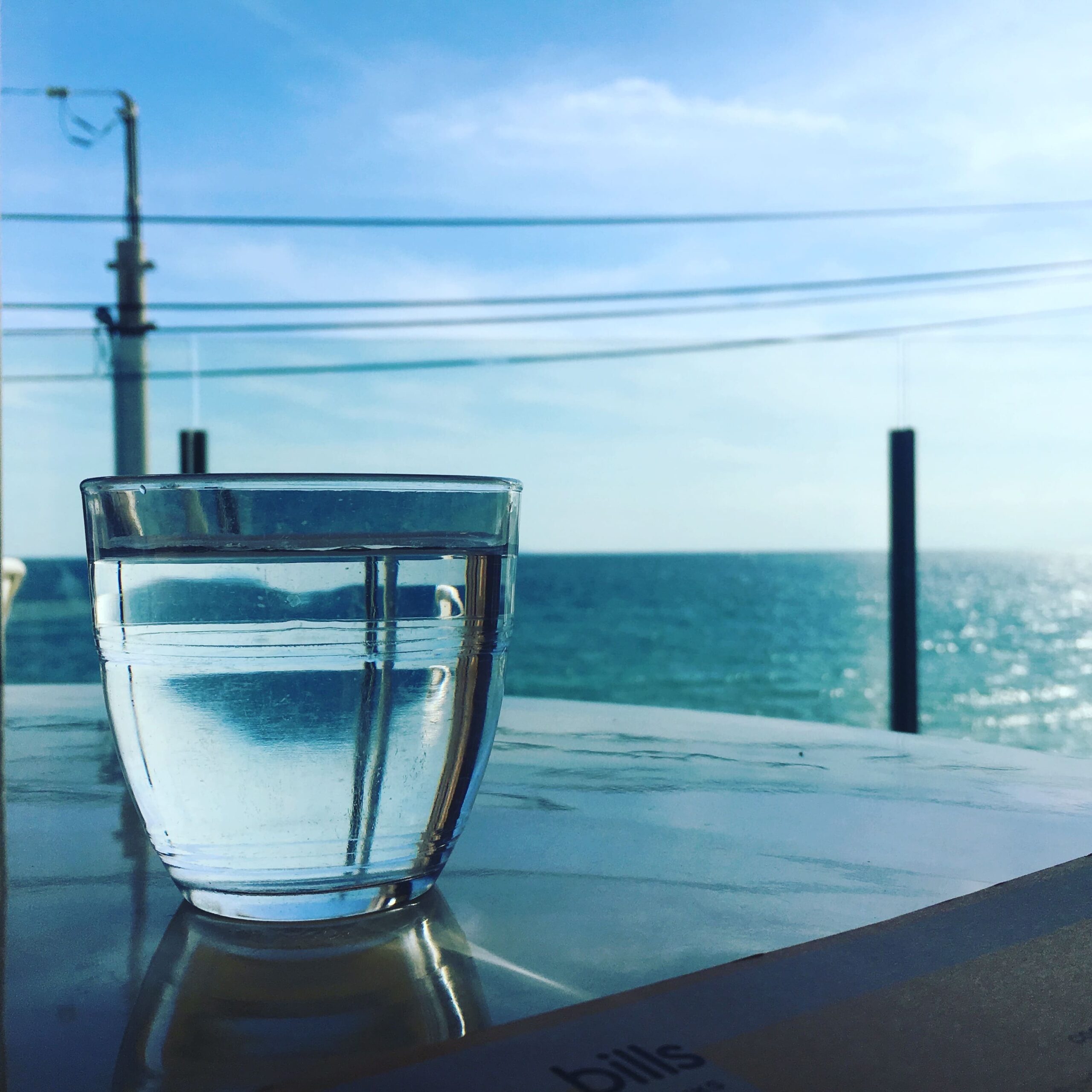 「コップ越しの海の景色」の画像